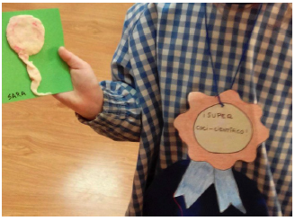 Jugador con su medalla de "S&uacute;per coci-cient&iacute;fico" tras completar el juego.