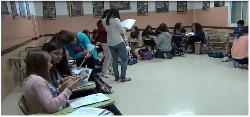 Alumnos/as de 3&ordm; de ESO analizando los cat&aacute;logos de los coches elegidos.