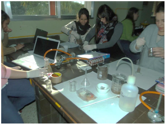 Trabajo de los
estudiantes en el laboratorio para estudiar el tipo de suelo presente en el
huerto ecol&oacute;gico. Fuente: Elaboraci&oacute;n propia.