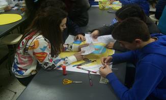 Grupo A elaborando el
modelo material &laquo;expresi&oacute;n de los genes&raquo;.