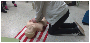 Estudiante practicando la RCP.