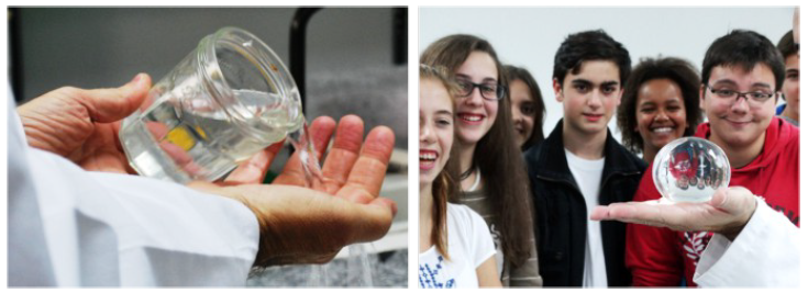 Aspecto del bote con la esfera de poliacrilato de sodio hidratado (indistinguible si est&aacute; sumergida en agua) y ni&ntilde;os observando con asombro c&oacute;mo aparece la bola al retirar el agua.