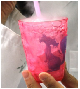 Cambio de color producido al enfriarse un envase termocr&oacute;mico, inicialmente rosa a unos 22 &ordm;C, y en una pajita (tambi&eacute;n termocr&oacute;mica) que al principio era blanca, al estar en contacto con agua sobre la que se a&ntilde;adi&oacute; hielo seco. En el caso de la pajita, se debe sorber el agua con aspirador manual para pipetas, para evitar riesgos.