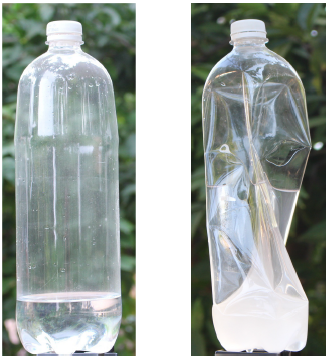 (Izqda.)
  Botella de plástico, de 1550 cm3 de capacidad real, con 1,4 L de
  dióxido de carbono, medido a 1 atm y 30 ºC, y 150 cm3 de
  disolución de hidróxido sódico, de concentración 25 g/L. (Dcha.) al
  reaccionar el dióxido de carbono con el hidróxido sódico, la presión interior
  disminuye y la botella colapsa bajo la fuerza que ejerce la atmósfera sobre
  sus paredes.