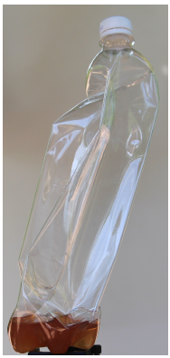 Estado final de la botella de plástico tras reaccionar el dióxido de carbono con el hidróxido sódico y resultar aplastada por la presión de la atmósfera.
