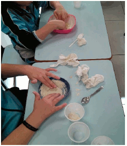 Alumnos elaborando masa de pan