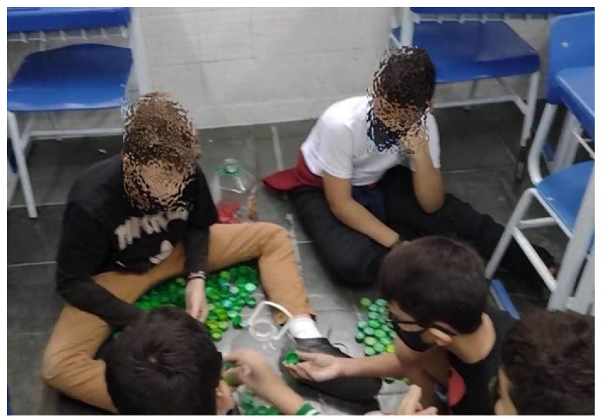 Estudiantes interactuando mientras modelan el efecto poblacional de la vacunaci�n.