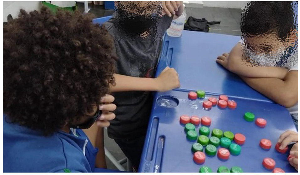 Uno de los alumnos explica la probabilidad de contaminaci�n a otros alumnos.