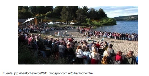 Imagen del abrazo a Playa Serena por los vecinos y turistas presentes