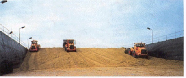 Compacting of the forage in silo of great format (bunker type). Source Mart&iacute;nez (2015).