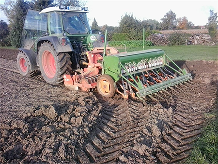 In-line seeder in seeding operations. Source: Author's file.
