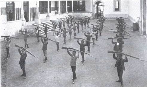 Alumnos de la Escuela Anexa a la Normal del Estado en ejercicios militares