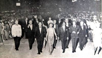 Llegada de las distintas delegaciones cinematográficas al Teatro Cartagena, para la ceremonia de clausura del primero Festival Internacional de Cine de Cartagena, 1960.