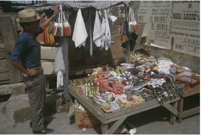 Vendedor ambulante en el mercado público de Getsemaní, 1969. Nótese el cartel que promueve la película "El hombre, el orgullo y la venganza" western protagonizado por Franco Nero.