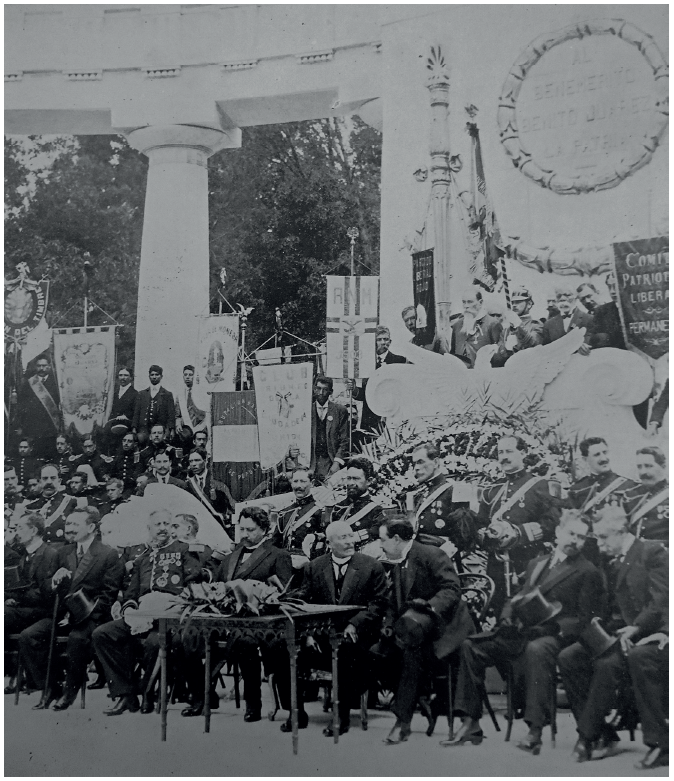 El primer magistrado de la República preside la ceremonia del 18 de julio al pie del monumento a Juárez en la Alameda. Fotografía tomada de El Mundo Ilustrado, 27 de julio de 1913