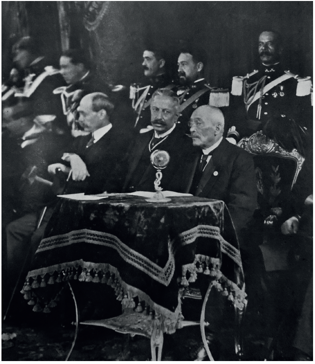 El presidente de la República, Victoriano Huerta, y el ministro de Guerra, Aureliano Blanquet, presidiendo la fiesta conmemorativa del 8 de septiembre, en honor de los héroes de Chapultepec y de Molino del Rey. Fotografía tomada de El Mundo Ilustrado, 14 de septiembre de 1913