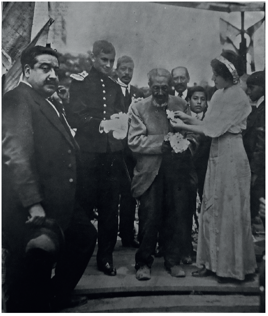 Un sobreviviente de la guerra de 1847 recibe su galardón de manos de una señorita en la fiesta conmemorativa de la batalla de Churubusco. Fotografía tomada de El Mundo Ilustrado, 24 de agosto de 1913