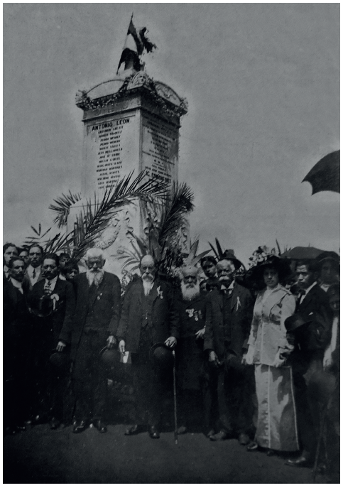 Sobrevivientes de la guerra de 1847 ante el monumento en los campos de Molino del Rey Fotografía tomada de El Mundo Ilustrado, 14 de septiembre de 1913