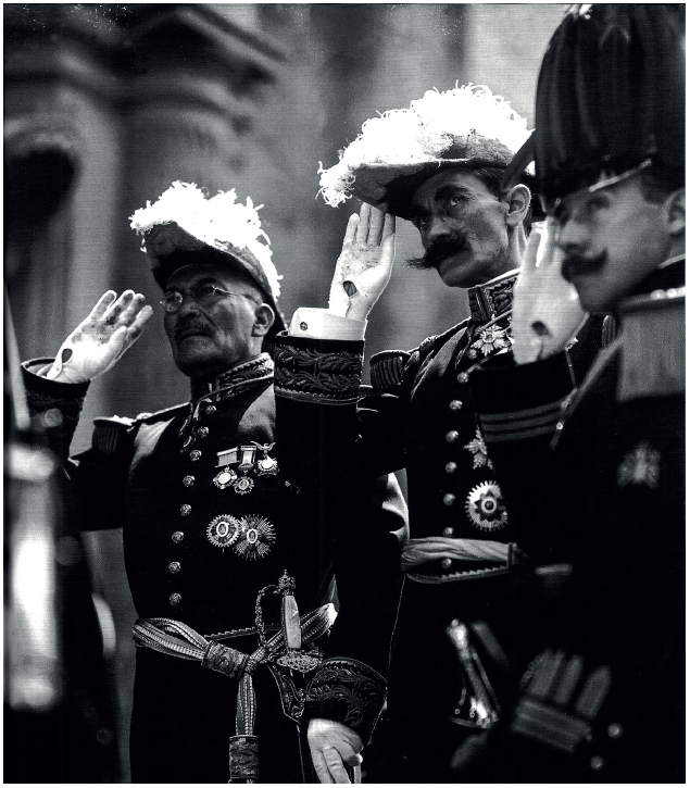 Los generales Victoriano Huerta y Manuel Mondragón, y el coronel Joaquín Mass, durante la ceremonia del 5 de mayo en el panteón de San Fernando, después de depositar una ofrenda en el monumento al general Ignacio Zaragoza. Fotografía tomada de Pedro Siller, “Victoriano Huerta, apuntes para una biografía”, Relatos e Historias en México, n. 92 (abril 2016), 41