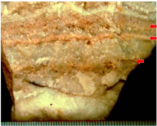 Alternated crustiform silica and adularia bands (the latter, rose bands indicated by red arrows) of low sulfidation epithermal veins of the Cinco Minas district. Adularia from the middle band corresponds to sample 5M-1.