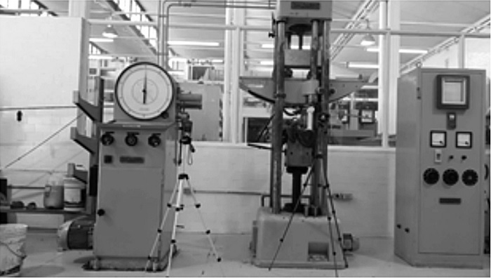 M&aacute;quina
universal utilizada para los ensayos de flexi&oacute;n de tres puntos