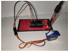 Configuraci&oacute;n electr&oacute;nica para controlar un servomotor.