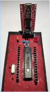 Proceso de ensamblaje de componentes en la placa de adquisici&oacute;n de datos